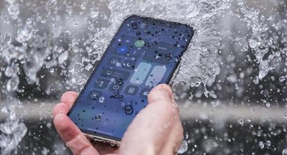 iPhone X掉水里还能正常使用吗