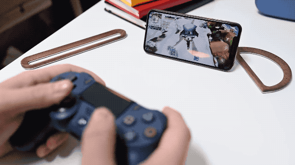 使用 PS  手柄在 iPhone  XS  Max  玩「堡垒之夜」是一种什么体验？