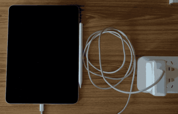 Mac  笔记本电源适配器可以为 iPhone  或 iPad  充电吗？