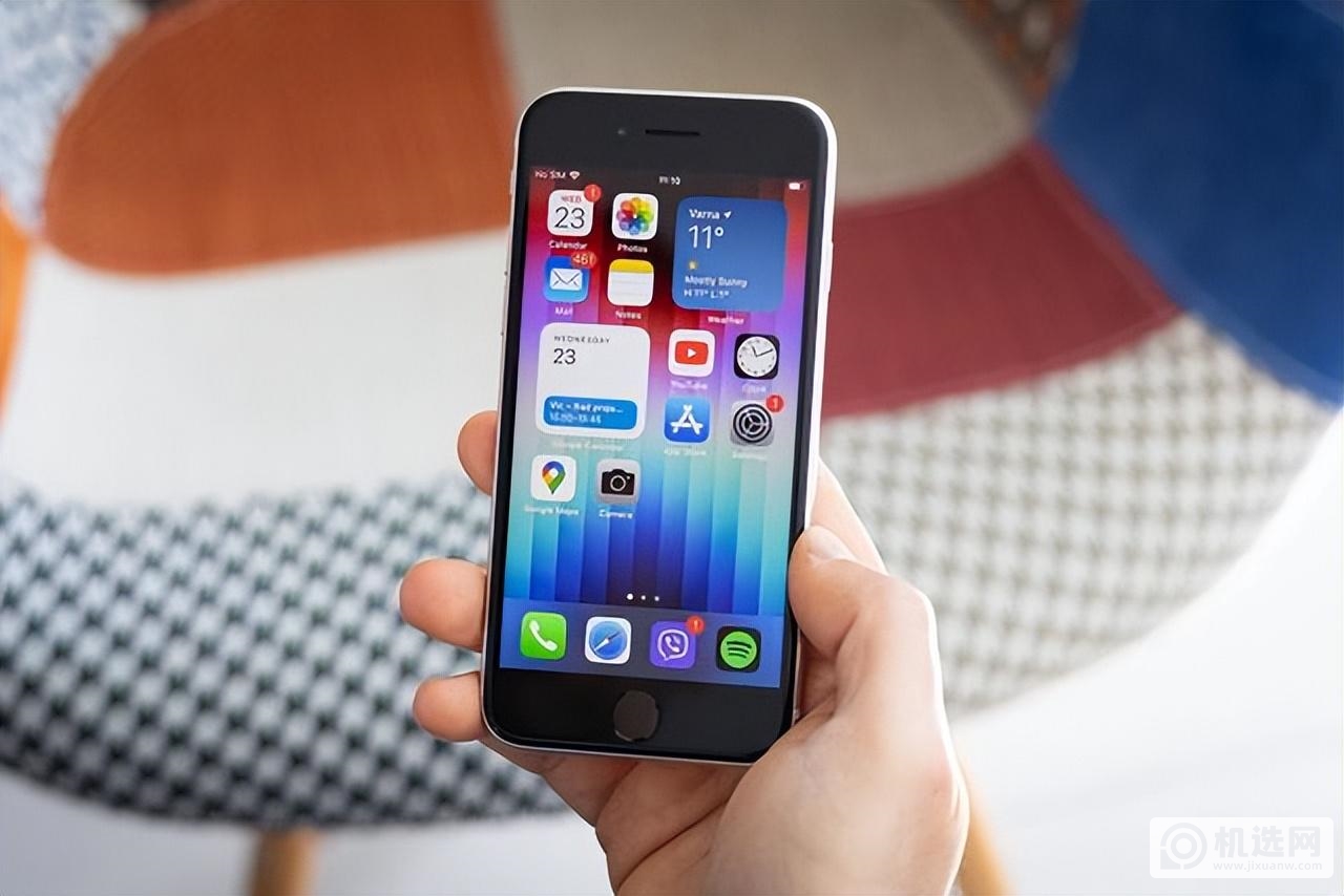 iPhone SE 3发布不到半年跌至2499元，苹果A15+IP67，已成目前价格最低iPhone