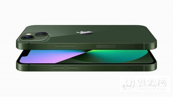 配备精密打磨的玻璃背板和超瓷晶面板的全新绿色 iPhone  13 特写。