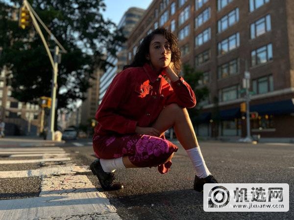 在光线较亮的环境中用 iPhone  13 拍摄的人像照片。