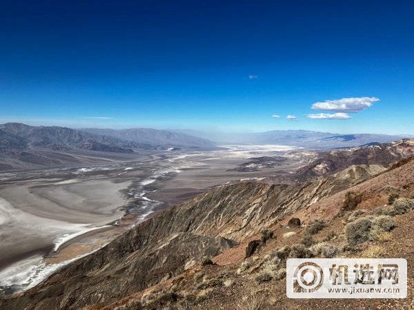 使用 iPhone  SE  的摄影风格拍摄的高山步道。