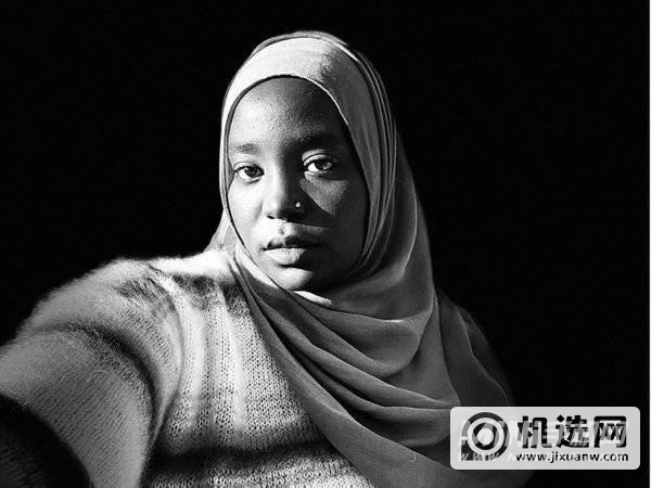 使用 iPhone  SE  人像模式拍摄的黑白女子肖像。