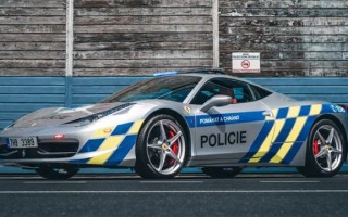 捷克将查获的法拉利改成警车 追嫌犯极速可达321km/h