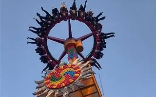 大摆锤高处停摆近10分钟 游乐场回应：两边游客体重相近所致
