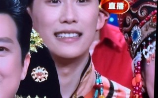 歌舞团回应春晚小哥足足微笑19秒：他平时也这么笑