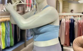 女装店用壮硕模特展示衣服引热议 小肚腩、拜拜肉都有：女性廋了就是美？