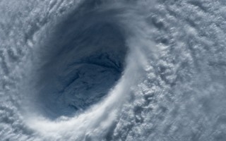 预计今晚登陆！台风“南玛都”即将横扫日本全境：超5万家庭停电