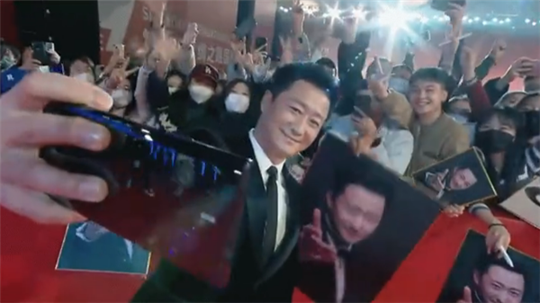 吴京红毯上和自己的伸手照合影 这次用的是国产手机了-第1张图片-9158手机教程网 吴京红毯上和自己的伸手照合影 这次用的是国产手机了-第1张图片-9158手机教程网