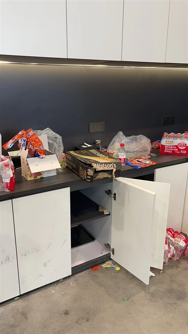 国产特斯拉大降价!曝成都出现激烈维权:店内礼品、零食全被抢-第3张图片-9158手机教程网 国产特斯拉大降价!曝成都出现激烈维权:店内礼品、零食全被抢-第3张图片-9158手机教程网