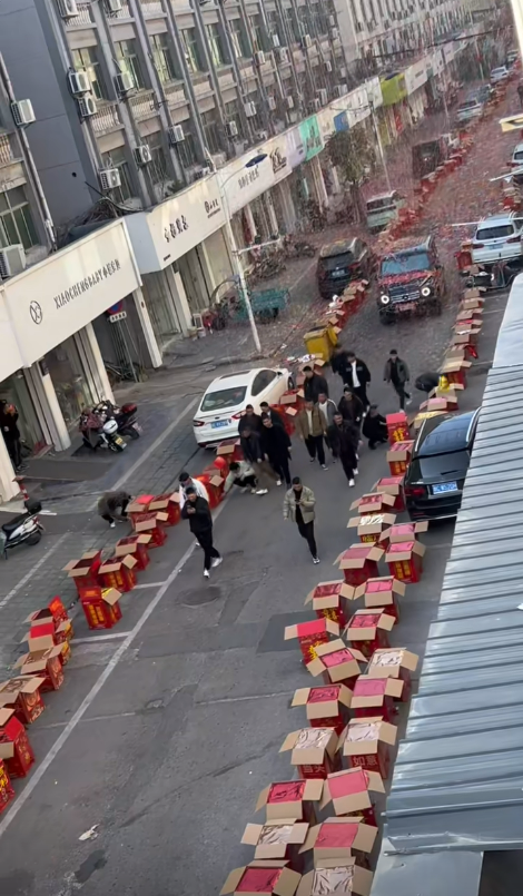 女子买200万豪车 亲友400箱礼花庆贺 整条街道都摆满了-第1张图片-9158手机教程网 女子买200万豪车 亲友400箱礼花庆贺 整条街道都摆满了-第1张图片-9158手机教程网