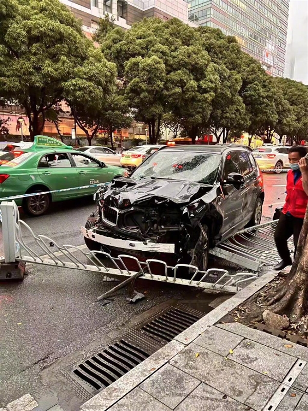 广州一宝马SUV冲撞人群 官方通报:已致5死13伤 司机被控制-第3张图片-9158手机教程网 广州一宝马SUV冲撞人群 官方通报:已致5死13伤 司机被控制-第3张图片-9158手机教程网