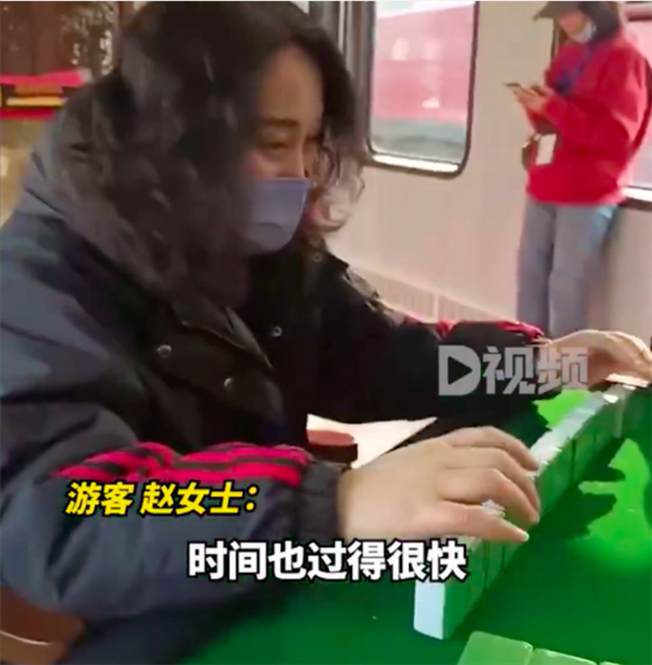 女子乘火车遇麻将专列生意火爆 还能K歌引围观:网友直呼想买站票-第1张图片-9158手机教程网 女子乘火车遇麻将专列生意火爆 还能K歌引围观:网友直呼想买站票-第1张图片-9158手机教程网