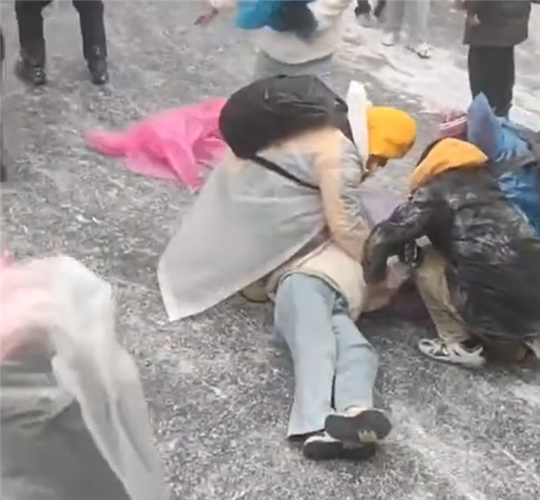 游客滑雪失控致女生被撞倒后抽搐 医生:危险数极高、常见骨折-第2张图片-9158手机教程网 游客滑雪失控致女生被撞倒后抽搐 医生:危险数极高、常见骨折-第2张图片-9158手机教程网