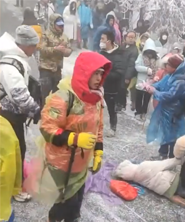 游客滑雪失控致女生被撞倒后抽搐 医生:危险数极高、常见骨折-第1张图片-9158手机教程网 游客滑雪失控致女生被撞倒后抽搐 医生:危险数极高、常见骨折-第1张图片-9158手机教程网