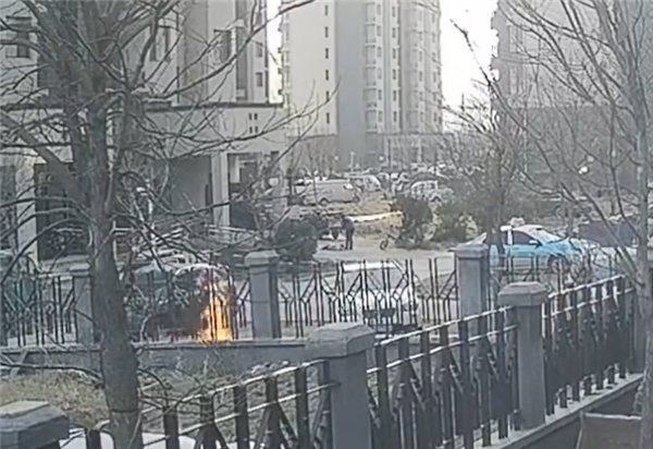 俩小孩小区内5次放火引燃SUV 专家:熊孩子闯祸家长需兜底-第2张图片-9158手机教程网 俩小孩小区内5次放火引燃SUV 专家:熊孩子闯祸家长需兜底-第2张图片-9158手机教程网