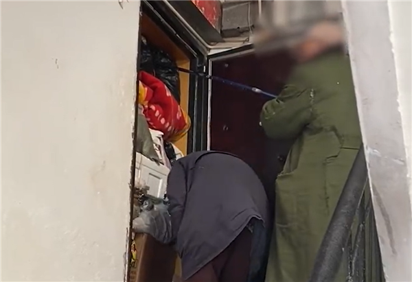 俩老人家里塞满废品在楼道打地铺 警惕:囤积癖是种病-第2张图片-9158手机教程网 俩老人家里塞满废品在楼道打地铺 警惕:囤积癖是种病-第2张图片-9158手机教程网