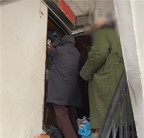 俩老人家里塞满废品在楼道打地铺 警惕:囤积癖是种病-第1张图片-9158手机教程网 俩老人家里塞满废品在楼道打地铺 警惕:囤积癖是种病-第1张图片-9158手机教程网