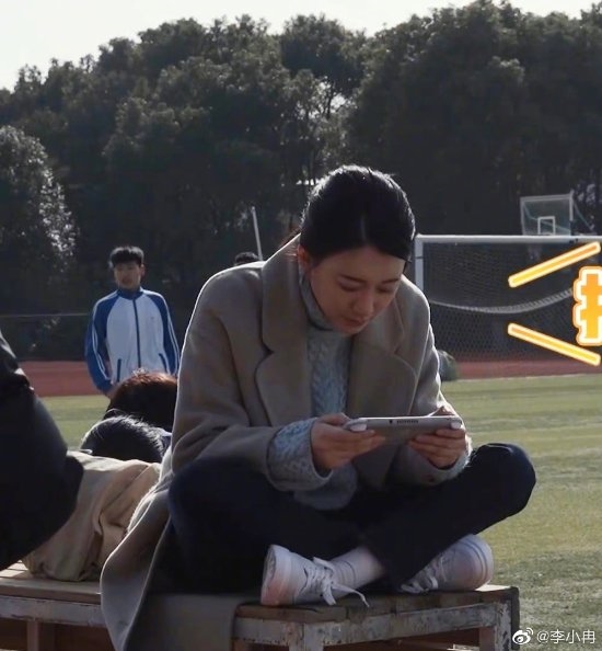 电视剧《三体》颜值担当竟是骨灰级女玩家:“申玉菲”李小冉盘腿玩Switch-第2张图片-9158手机教程网 电视剧《三体》颜值担当竟是骨灰级女玩家:“申玉菲”李小冉盘腿玩Switch-第2张图片-9158手机教程网