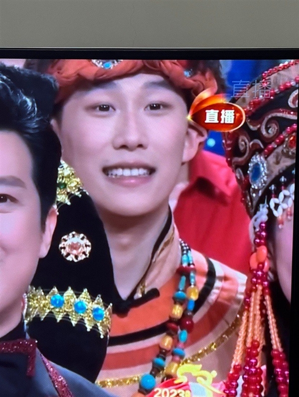 歌舞团回应春晚小哥足足微笑19秒:他平时也这么笑-第1张图片-9158手机教程网 歌舞团回应春晚小哥足足微笑19秒:他平时也这么笑-第1张图片-9158手机教程网