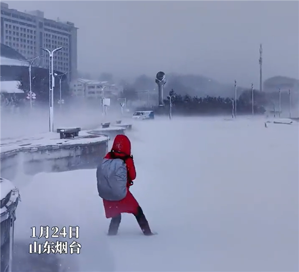 烟台的大雪有《流浪地球》即视感:地上冒白烟 行人艰难前行-第2张图片-9158手机教程网 烟台的大雪有《流浪地球》即视感:地上冒白烟 行人艰难前行-第2张图片-9158手机教程网