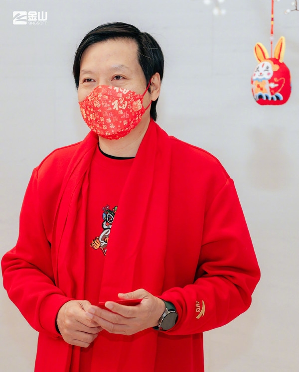 他真的很忙!雷军站公司门口给小米员工挨个发红包-第1张图片-9158手机教程网 他真的很忙!雷军站公司门口给小米员工挨个发红包-第1张图片-9158手机教程网