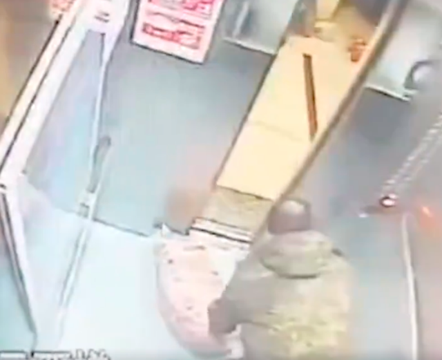 警方调查宠物狗被邻居砍杀案 涉事人称为自保连砍十几刀-第1张图片-9158手机教程网 警方调查宠物狗被邻居砍杀案 涉事人称为自保连砍十几刀-第1张图片-9158手机教程网