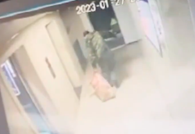 警方调查宠物狗被邻居砍杀案 涉事人称为自保连砍十几刀-第3张图片-9158手机教程网 警方调查宠物狗被邻居砍杀案 涉事人称为自保连砍十几刀-第3张图片-9158手机教程网
