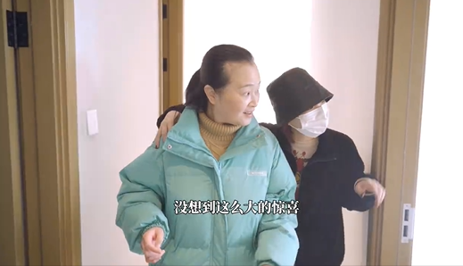 女生大学四年攒钱给妈妈买房 妈妈欣喜不已画面暖心-第2张图片-9158手机教程网 女生大学四年攒钱给妈妈买房 妈妈欣喜不已画面暖心-第2张图片-9158手机教程网