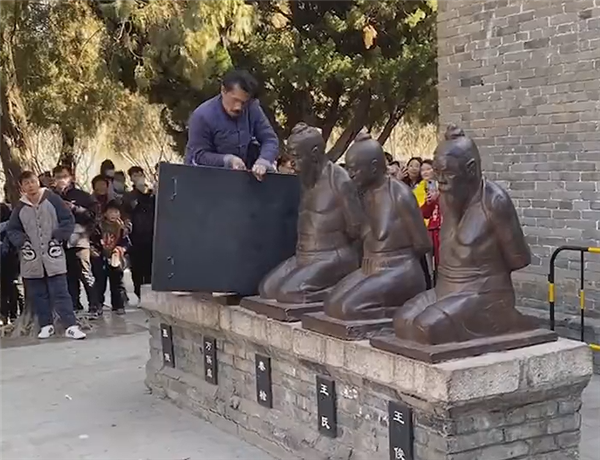 游客岳飞观高喊“还我河山” 砸打秦桧像:景区已报警-第5张图片-9158手机教程网 游客岳飞观高喊“还我河山” 砸打秦桧像:景区已报警-第5张图片-9158手机教程网