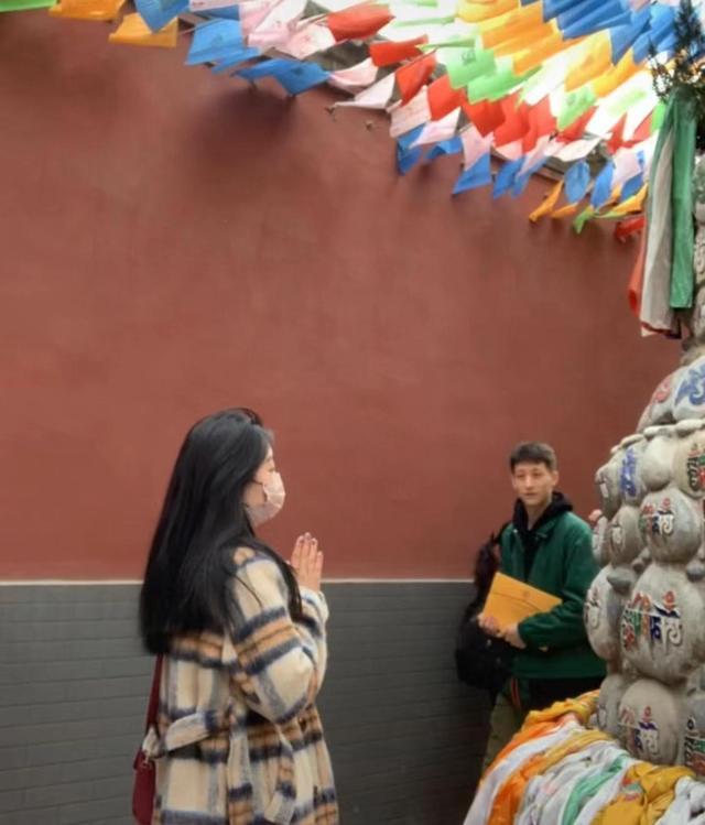 女生去寺庙祈福遇有缘人,网友化身月老高呼“在一起”-第1张图片-9158手机教程网 女生去寺庙祈福遇有缘人,网友化身月老高呼“在一起”-第1张图片-9158手机教程网
