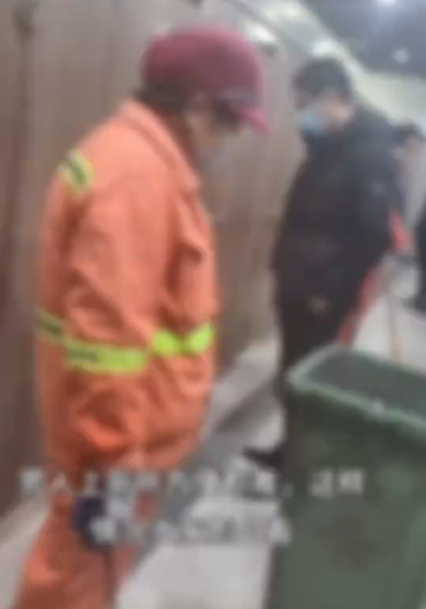 男子吐槽上厕所被保洁阿姨敲门催促:男士在外面小便池小便,阿姨在厕所里站着-第2张图片-9158手机教程网 男子吐槽上厕所被保洁阿姨敲门催促:男士在外面小便池小便,阿姨在厕所里站着-第2张图片-9158手机教程网