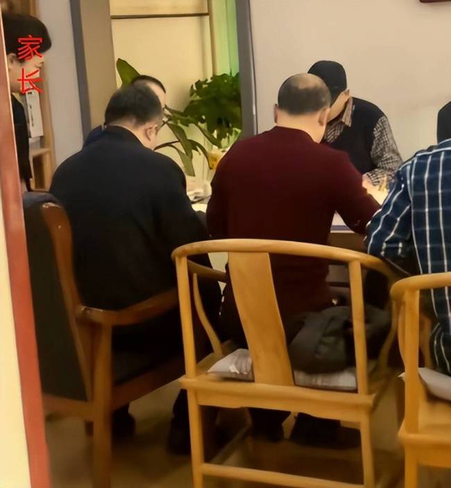 九科老师一起上门家访查作业,组团家访是否走形式?身份遭网友质疑-第3张图片-9158手机教程网 九科老师一起上门家访查作业,组团家访是否走形式?身份遭网友质疑-第3张图片-9158手机教程网