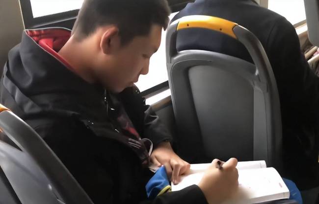 九科老师一起上门家访查作业,组团家访是否走形式?身份遭网友质疑-第1张图片-9158手机教程网 九科老师一起上门家访查作业,组团家访是否走形式?身份遭网友质疑-第1张图片-9158手机教程网