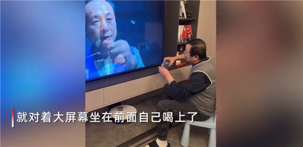 大爷看《狂飙》入戏屏幕前举杯痛饮 被演技折服:口碑大剧结尾你满意吗?-第2张图片-9158手机教程网 大爷看《狂飙》入戏屏幕前举杯痛饮 被演技折服:口碑大剧结尾你满意吗?-第2张图片-9158手机教程网