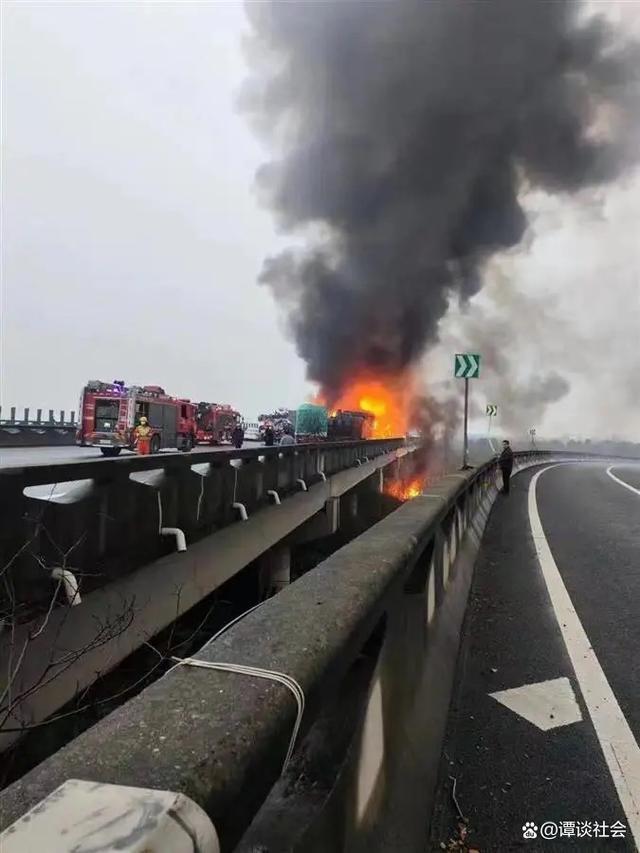 湖南高速多车相撞致16死66伤 现场画面曝光一片狼藉-第8张图片-9158手机教程网 湖南高速多车相撞致16死66伤 现场画面曝光一片狼藉-第8张图片-9158手机教程网