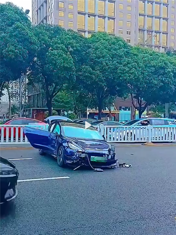 深圳一特斯拉失控撞翻护栏 连转三四圈才停下-第2张图片-9158手机教程网 深圳一特斯拉失控撞翻护栏 连转三四圈才停下-第2张图片-9158手机教程网
