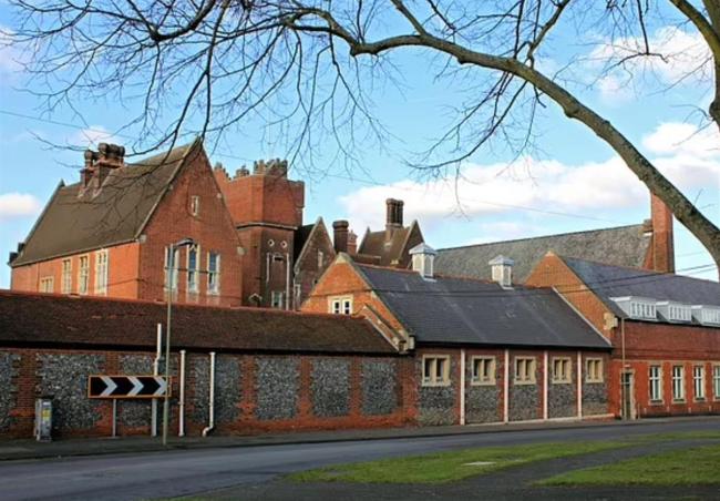 英国名校女校长一家三口在学校死亡:包括她年仅7岁的女儿-第3张图片-9158手机教程网 英国名校女校长一家三口在学校死亡:包括她年仅7岁的女儿-第3张图片-9158手机教程网
