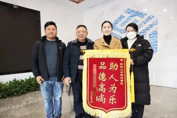 当事人回应景区抽水8小时帮其捞手机:普通游客 没特殊背景-第1张图片-9158手机教程网 当事人回应景区抽水8小时帮其捞手机:普通游客 没特殊背景-第1张图片-9158手机教程网