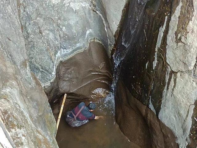 当事人回应景区抽水8小时帮其捞手机:普通游客 没特殊背景-第2张图片-9158手机教程网 当事人回应景区抽水8小时帮其捞手机:普通游客 没特殊背景-第2张图片-9158手机教程网