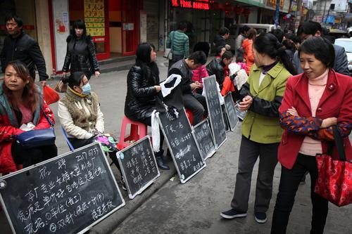广州“制衣村”再现招工潮 现场招工的人比工人多-第2张图片-9158手机教程网 广州“制衣村”再现招工潮 现场招工的人比工人多-第2张图片-9158手机教程网