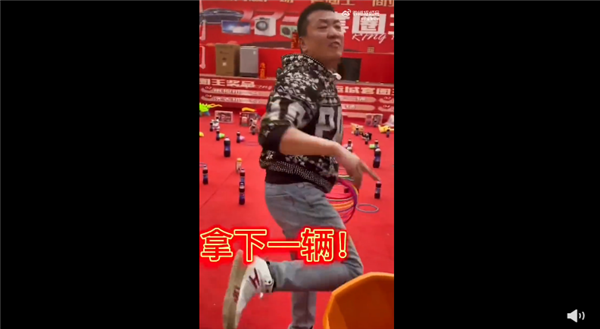 男子花两千元套圈 套中两台宏光汽车:本人回应只要一辆 做人留一线-第1张图片-9158手机教程网 男子花两千元套圈 套中两台宏光汽车:本人回应只要一辆 做人留一线-第1张图片-9158手机教程网