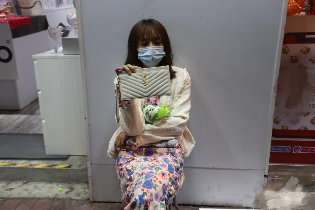 女子街头卖身葬父:身边摆着《狂飙》导演照片-第7张图片-9158手机教程网 女子街头卖身葬父:身边摆着《狂飙》导演照片-第7张图片-9158手机教程网