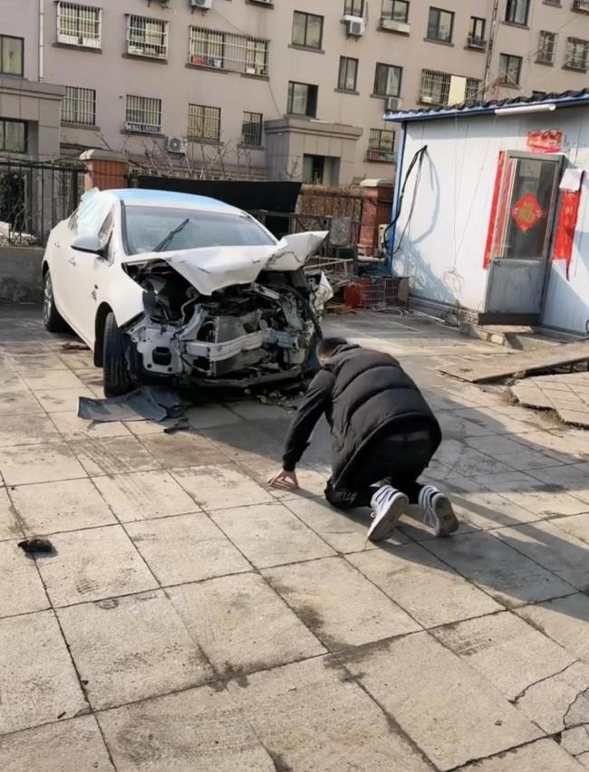 男子磕头跪别陪伴自己10年报废汽车:感情不亚于第二个老婆-第1张图片-9158手机教程网 男子磕头跪别陪伴自己10年报废汽车:感情不亚于第二个老婆-第1张图片-9158手机教程网