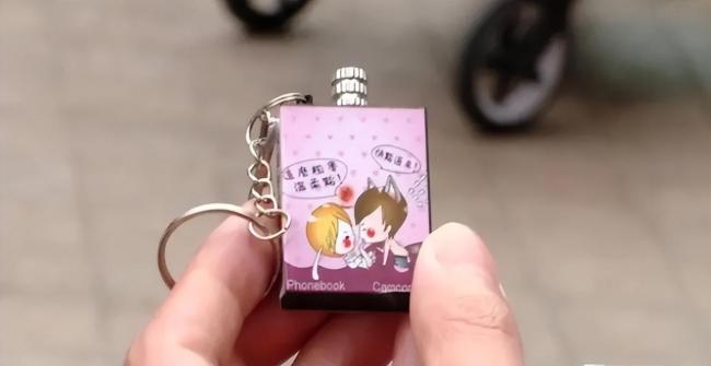 文具店售卖性暗示钥匙扣内容不堪入目!官方回应-第3张图片-9158手机教程网 文具店售卖性暗示钥匙扣内容不堪入目!官方回应-第3张图片-9158手机教程网