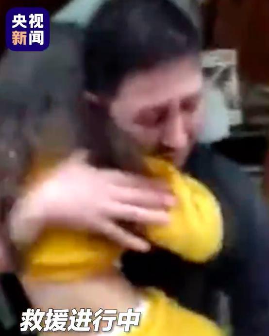 土耳其3岁男童被埋废墟22小时获救 被救出后记者拍下暖心画面-第5张图片-9158手机教程网 土耳其3岁男童被埋废墟22小时获救 被救出后记者拍下暖心画面-第5张图片-9158手机教程网
