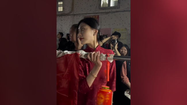 女生穿旗袍扛标旗慢步不断眨眼扭头观察四周,颜值令网友不淡定!-第3张图片-9158手机教程网 女生穿旗袍扛标旗慢步不断眨眼扭头观察四周,颜值令网友不淡定!-第3张图片-9158手机教程网