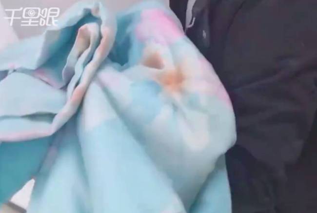 女工人在厕所5分钟产子:不知怀孕 网友:三胎这么顺滑吗-第2张图片-9158手机教程网 女工人在厕所5分钟产子:不知怀孕 网友:三胎这么顺滑吗-第2张图片-9158手机教程网