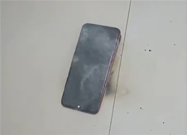 女子手机放枕边突然冒烟自燃:曾因进水维修-第2张图片-9158手机教程网 女子手机放枕边突然冒烟自燃:曾因进水维修-第2张图片-9158手机教程网